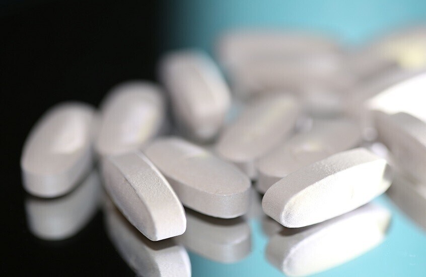 المسكنات اليومية تحت المجهر.. كيف تسهم في مقاومة مضادات الحيوية؟