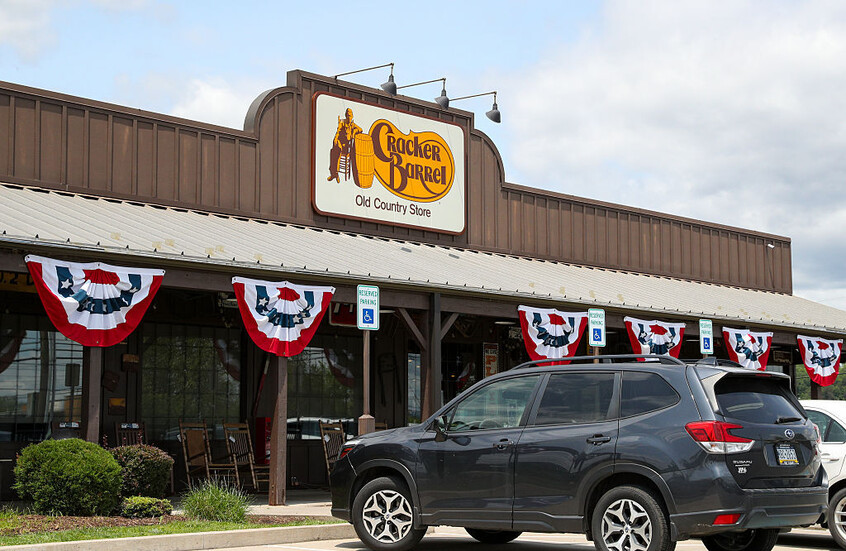 سلسلة مطاعم أمريكية تتراجع عن تغيير شعارها بعد انتقادات من ترامب