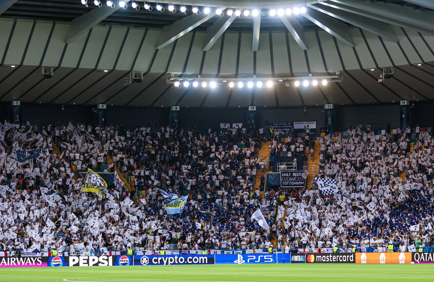 علم أوكرانيا يثير أزمة في مدرجات "بارك دي برانس" خلال مواجهة سان جيرمان