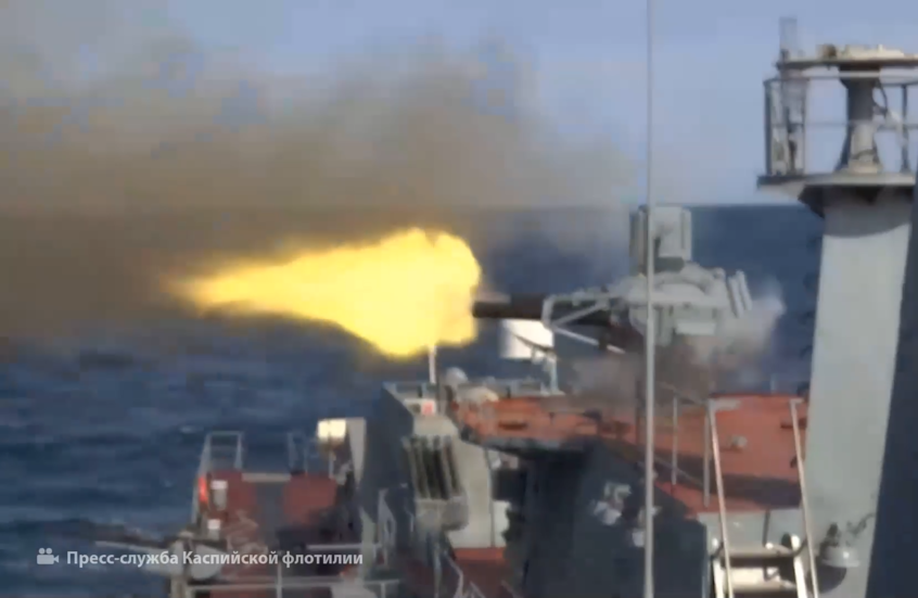 سفن أسطول بحر قزوين تدمر أهدافا بحرية وبرية وجوية في إطار مناورات تكتيكية