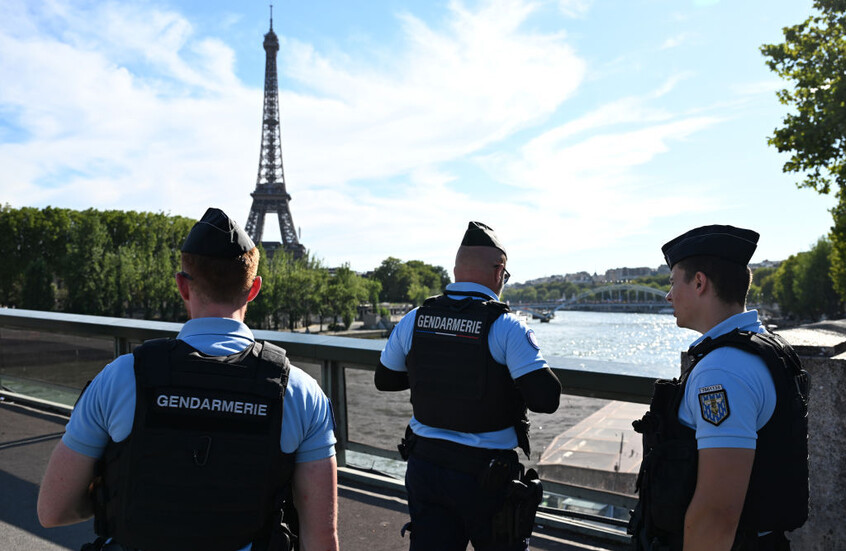 فرنسا.. اعتقال مراهقين بتهمة التخطيط لهجمات ضد معابد يهودية وبرج إيفل