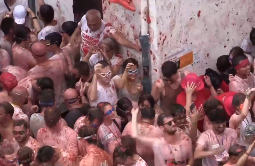 على خلفية الأعلام الفلسطينية.. الآلاف يرشقون بالطماطم خلال مهرجان سنوي في إسبانيا