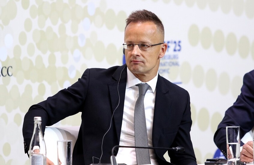 وزير الخارجية الهنغاري: إمدادات النفط عبر أنابيب "دروجبا" ستستأنف يوم غد الخميس