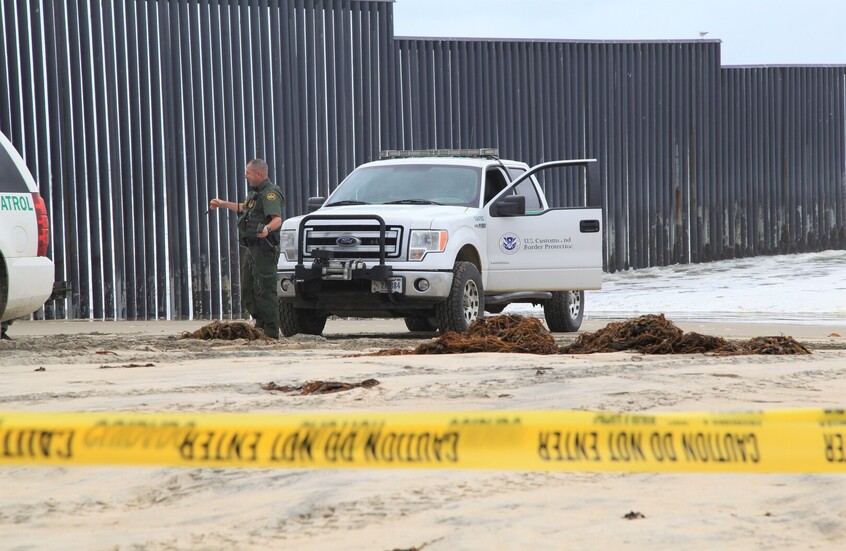 سجن عميل بحرس الحدود الأمريكي عاما كاملا لاجباره النساء على كشف أثدائهن