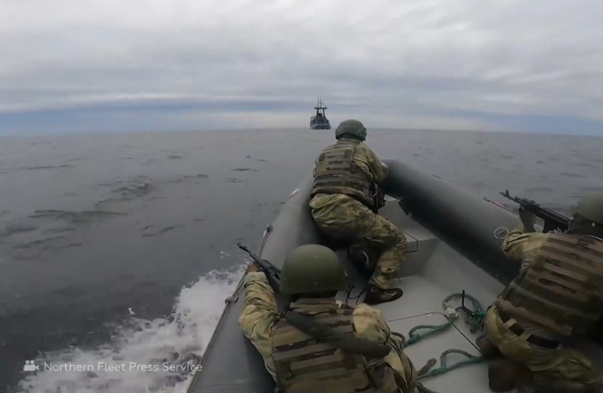 سفن حربية تابعة للأسطول الشمالي تجري التدريبات في القطب الشمالي