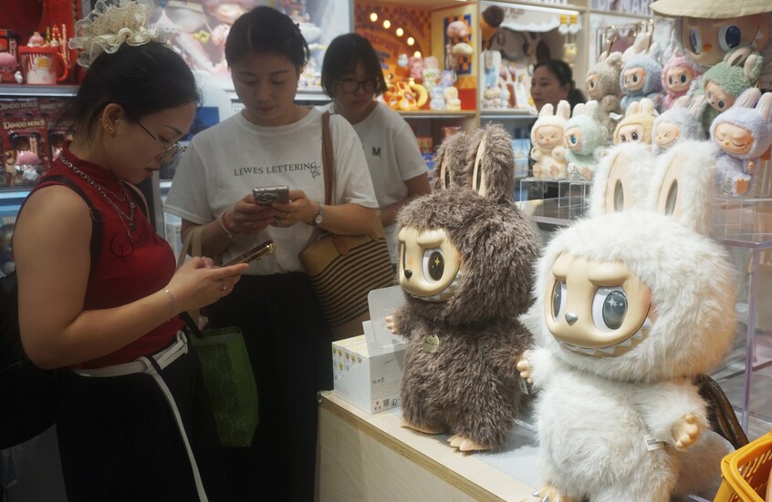 رجل أعمال يدخل قائمة أكثر 10 مليارديرات في نمو ثروتهم بفضل لعبة "لابوبو"