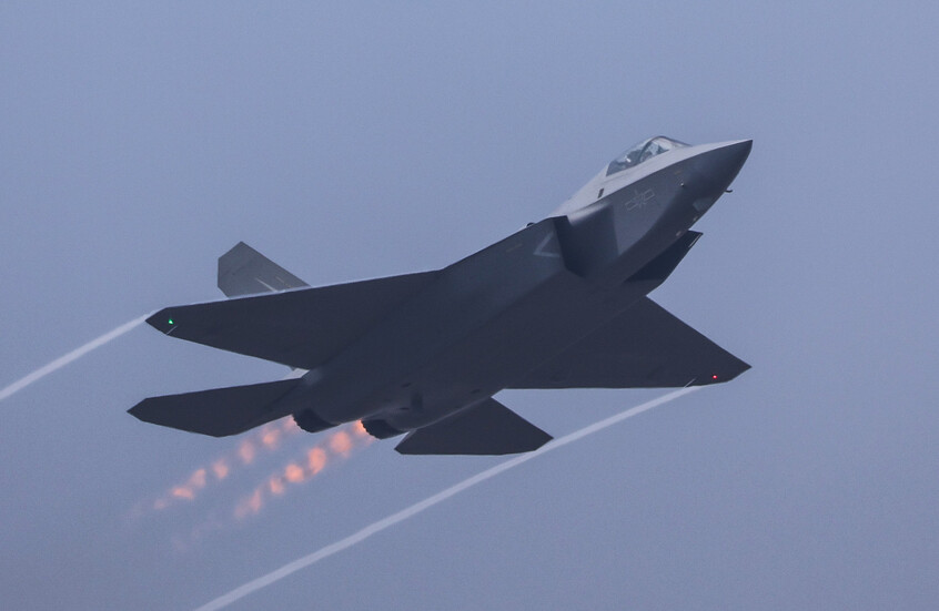 تحطم مقاتلة إف-16 في بولندا أثناء تدريب لعرض جوي (فيديو)