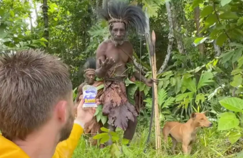 مؤثر إيرلندي يثير الجدل بعد تصويره قبيلة آكلة لحوم بشر