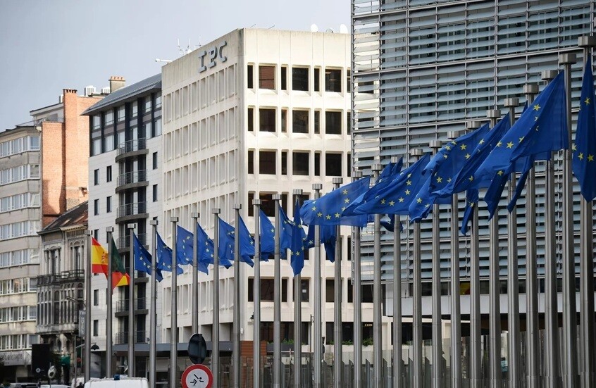 بوليتيكو: دول الاتحاد الأوروبي تبحث إنشاء منطقة عازلة في الأراضي الأوكرانية