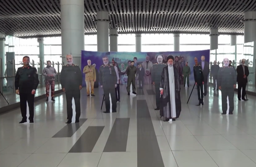 نصب مجسمات ضخمة للقادة والمسؤولين الإيرانيين القتلى في مطار طهران