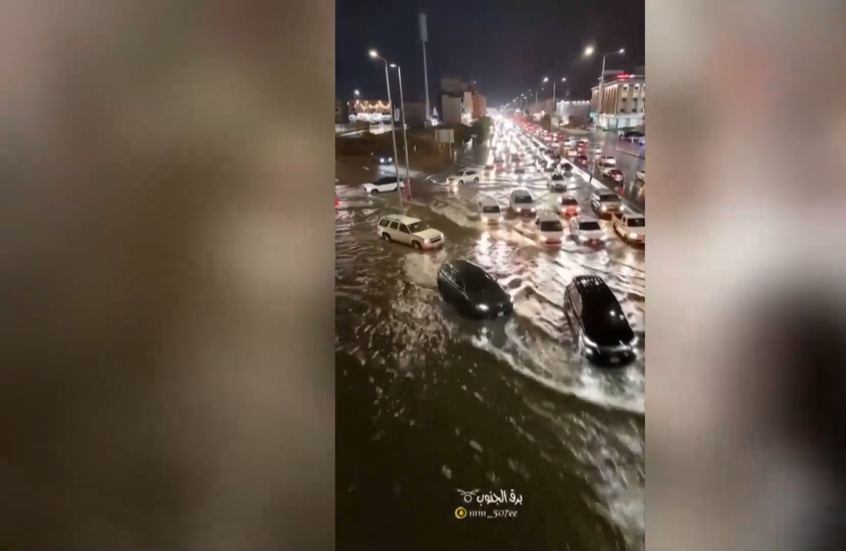 أمطار غزيرة تتسبب بفيضانات مفاجئة جنوب غرب السعودية