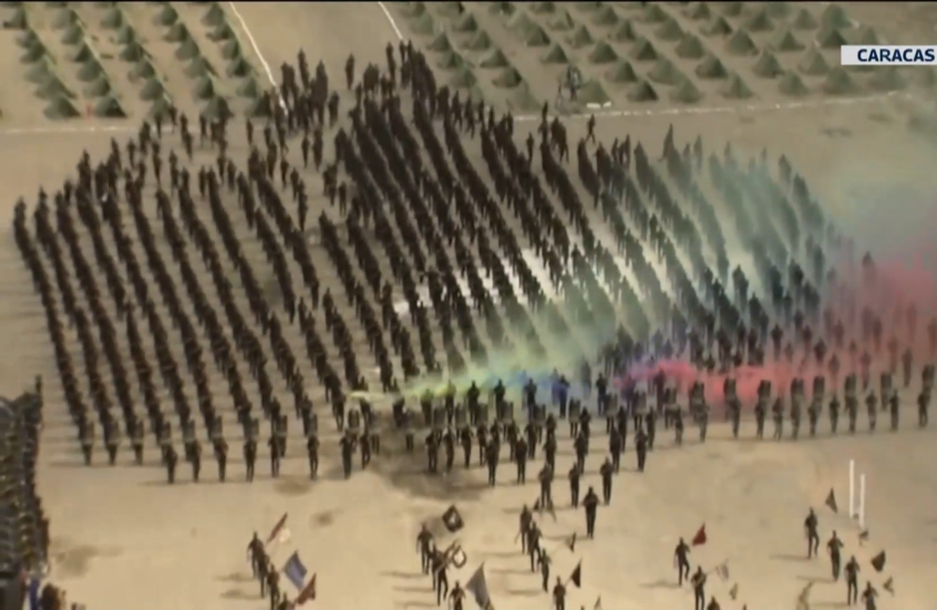 مادورو يشرف على تدريبات عسكرية تزامنا  مع نشر سفن حربية أمريكية قبالة مياه فنزويلا