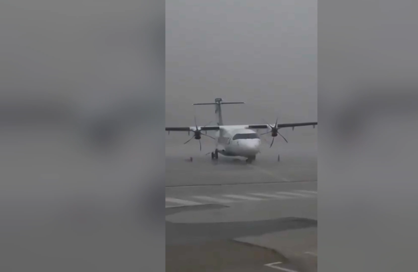 شاهد.. عاصفة عنيفة تتسبب بانحراف طائرة عن مسارها