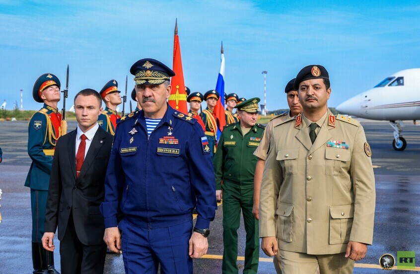 خالد حفتر يبدأ زيارة رسمية إلى روسيا لتعزيز التعاون العسكري