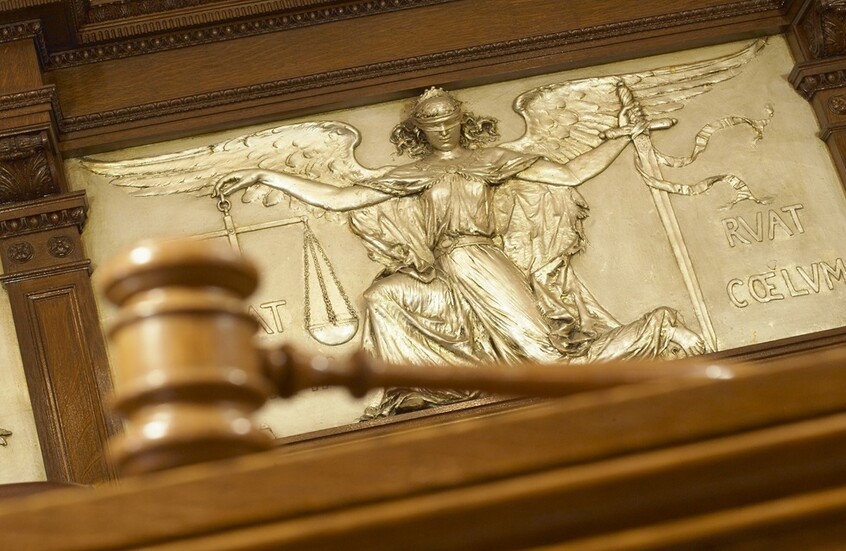 قناة CBS: القضاء الأمريكي يعلّق الترحيل العاجل للمهاجرين 