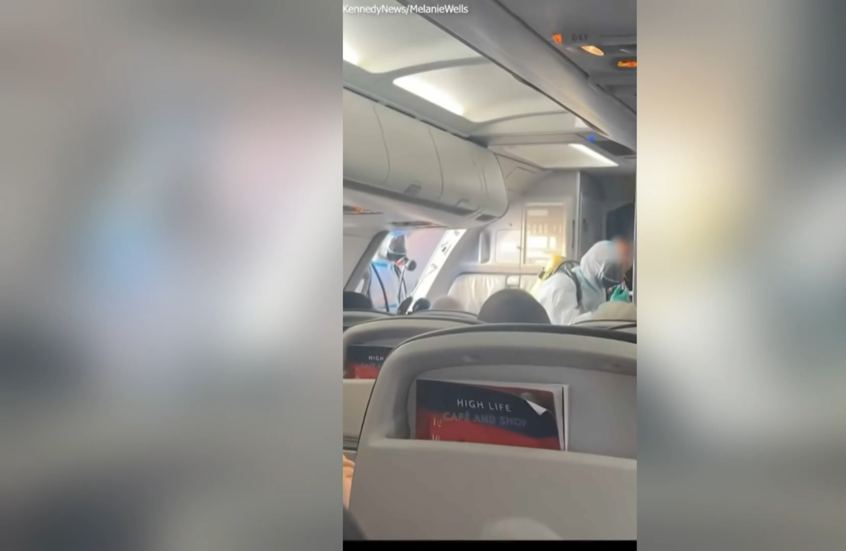 شاهد.. رجال الإطفاء ببدلات واقية داخل طائرة بعد فقدان الركاب وعيهم