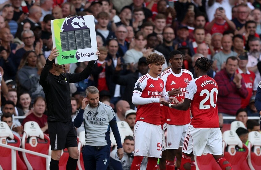 حارس شخصي.. "جوهرة" أرسنال دومان يكسر "القاعدة الذهبية" للنجوم (فيديو)