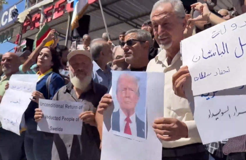 تظاهرة ترفع أعلام إسرائيل في السويداء تطالب بحق تقرير المصير وإطلاق سراح المختطفين