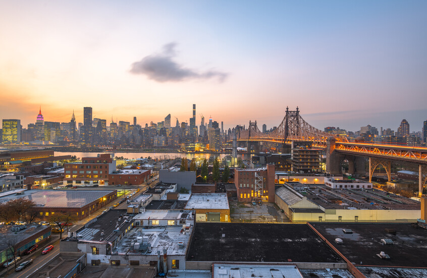 هجوم على نائبة أمريكية بسبب تجاهلها مشاكل البغاء في شارع شهير و"احتفالها بصناديق القمامة"