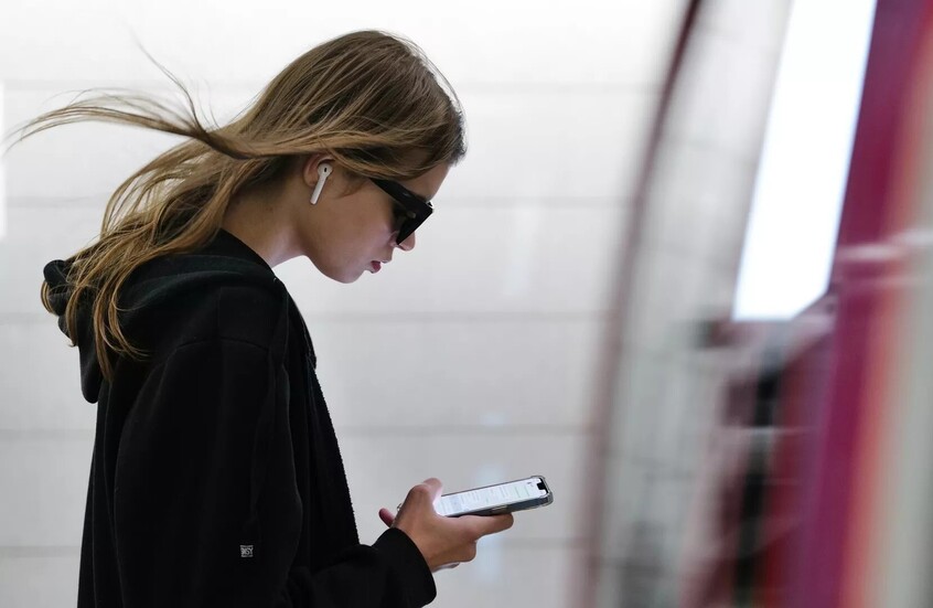 وهم الربح من الموسيقى.. المحتالون يجذبون المراهقين إلى هرم مالي جديد