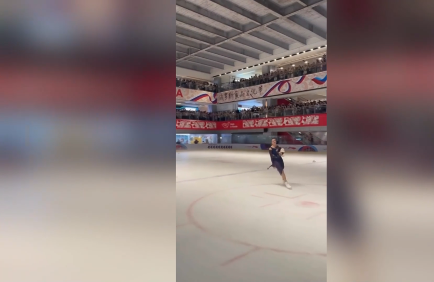 وسط عدد كبير من معجيبها الصينيين.. المتزلجة الروسية الشهيرة تؤدي عرضا على الجليد في بكين