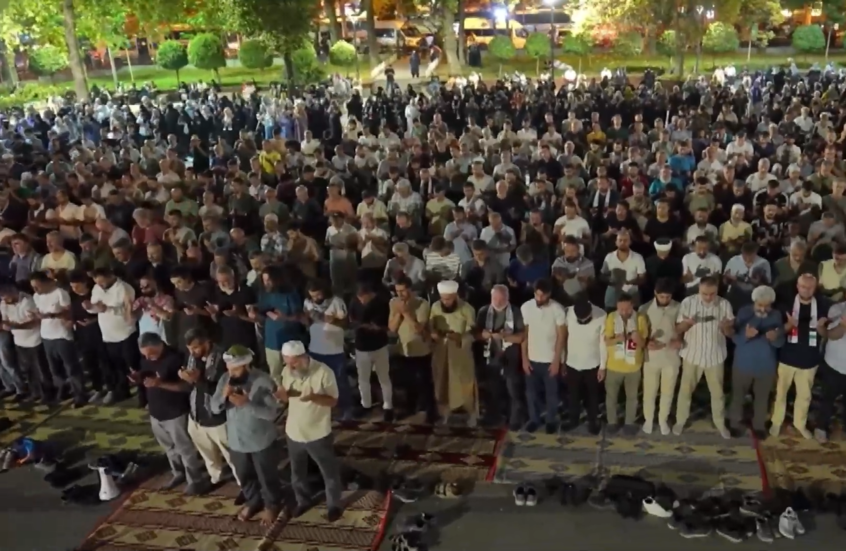 مئات المتظاهرين يشاركون في مسيرة حاشدة وصلاة جماعية في إسطنبول تضامنا مع غزة