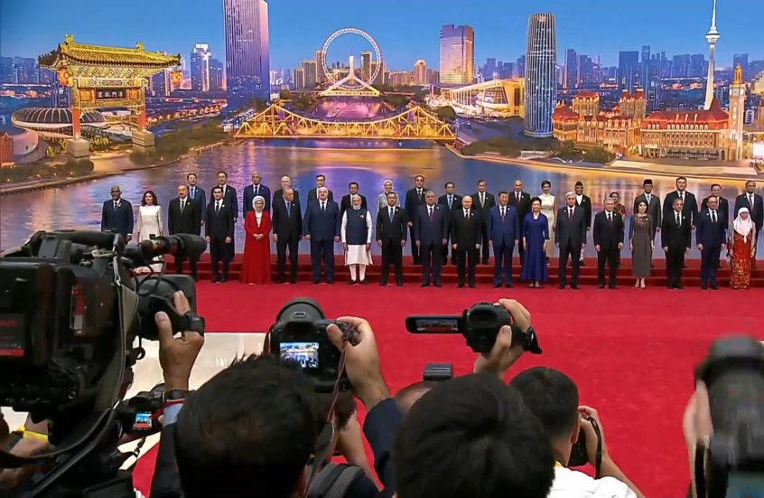 صورة تذكارية للقادة المشاركين في قمة منظمة شنغهاي للتعاون في الصين