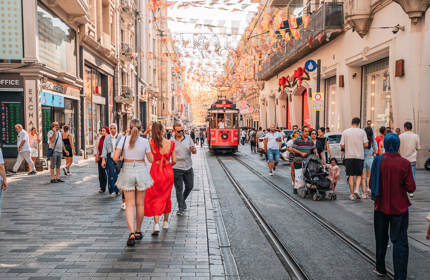 حالة من الرعب في أشهر منطقة تركية.. 8 متحولين جنسيا يعتدون بالضرب المبرح على رجل (فيديو)