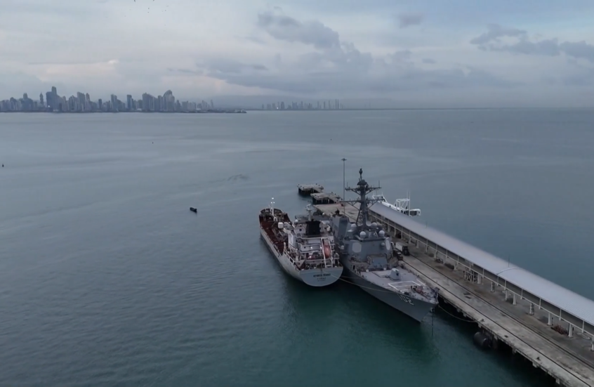 رصد المدمرة الأمريكية "يو إس إس سامبسون" راسية بالقرب من سواحل فنزويلا