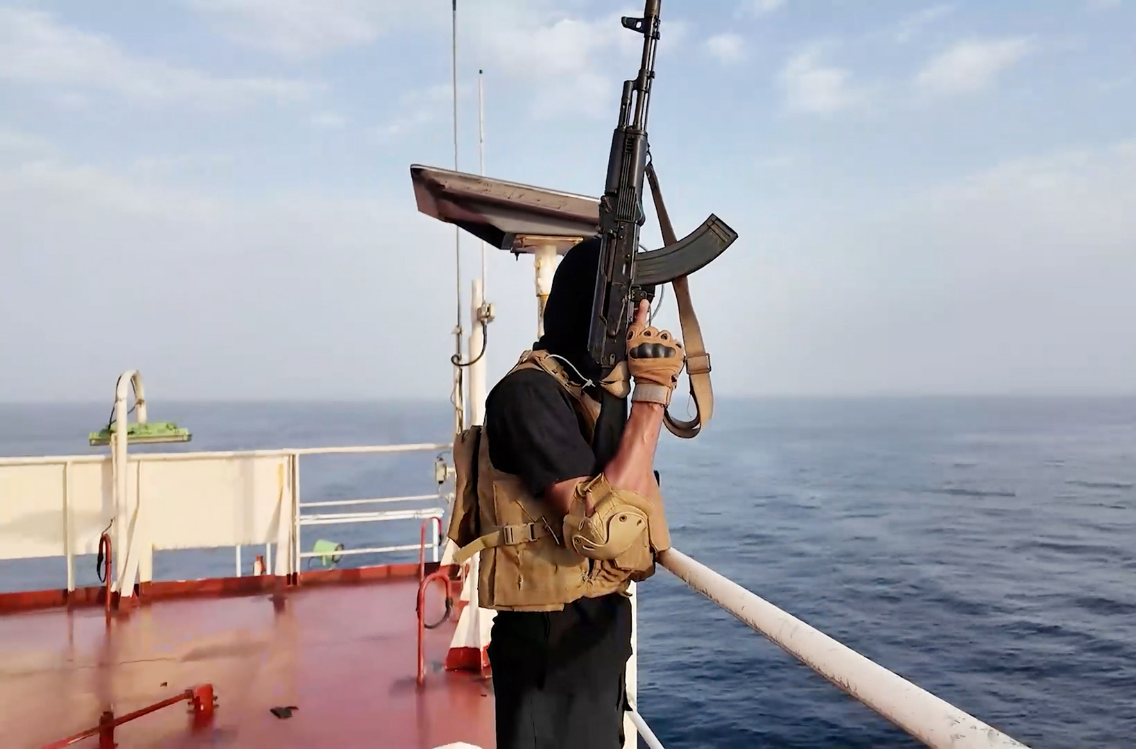 الحوثيون يعلنون فرض عقوبات على 64 شركة انتهكت قرار "الحظر البحري" المفروض على إسرائيل