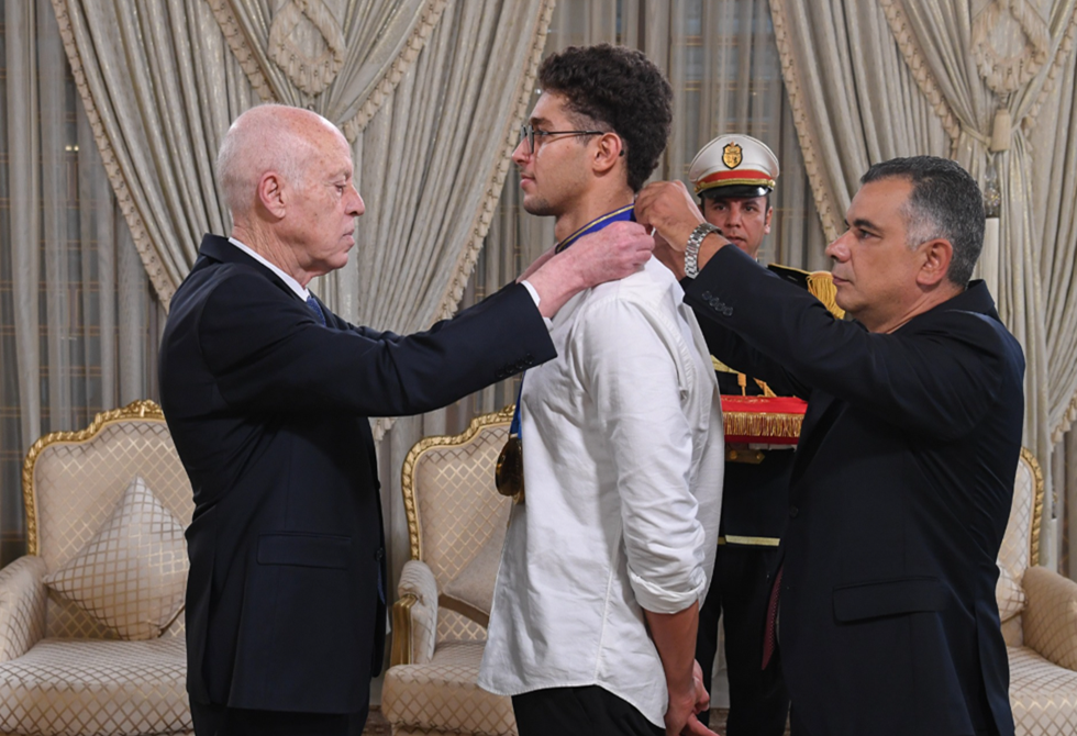 السباح التونسي أحمد الجوادي يتلقى الصنف الأول من وسام الاستحقاق