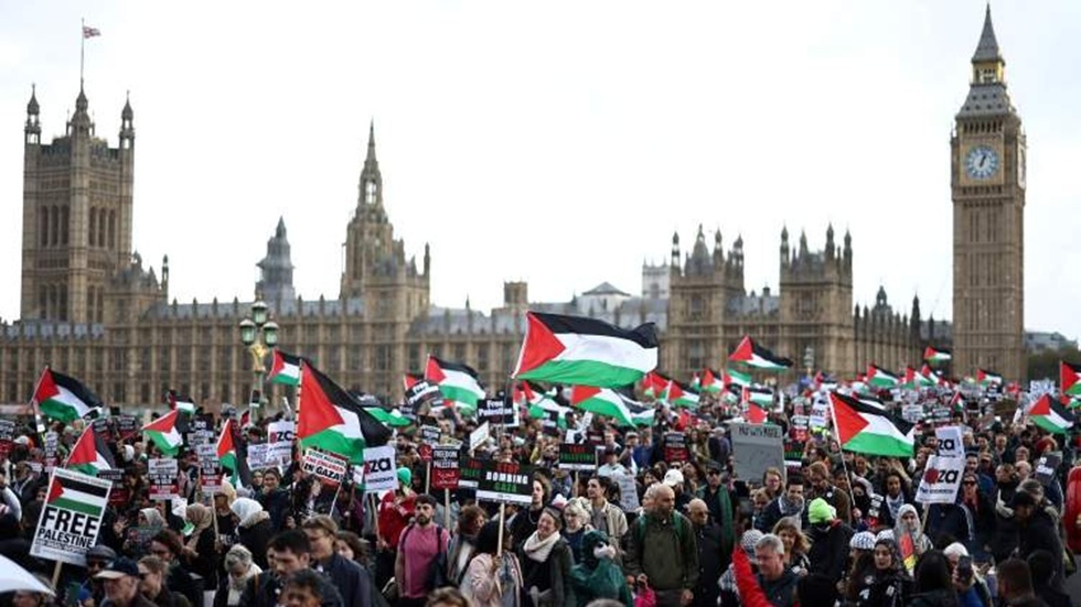 شرطة لندن تعتقل كفيفا من ذوي الاحتياجات الخاصة خلال مظاهرة تضامن مع فلسطين ـ فيديو