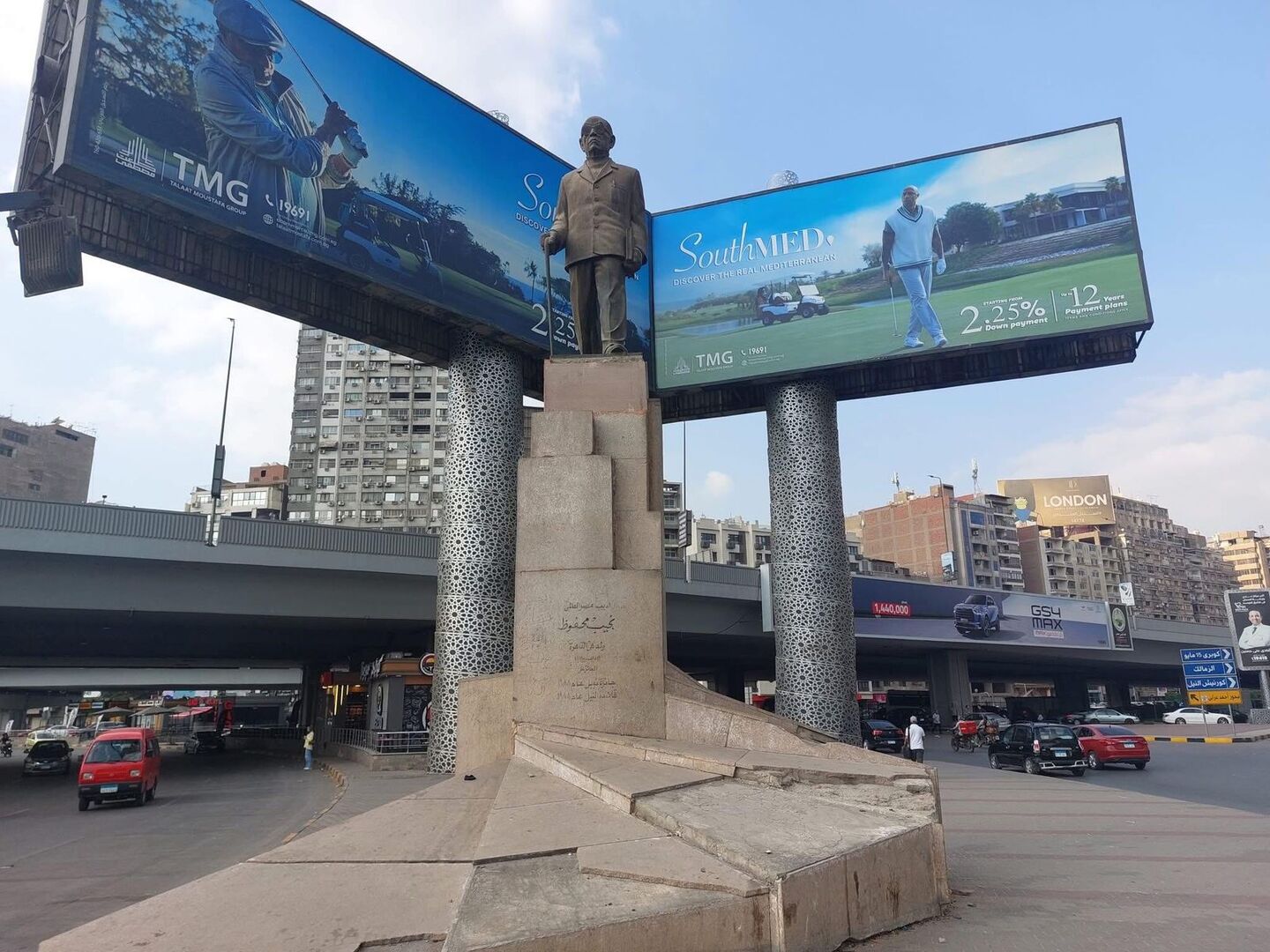 نجيب محفوظ محاصر.. تعليق ساخر لساويرس على أزمة أديب نوبل