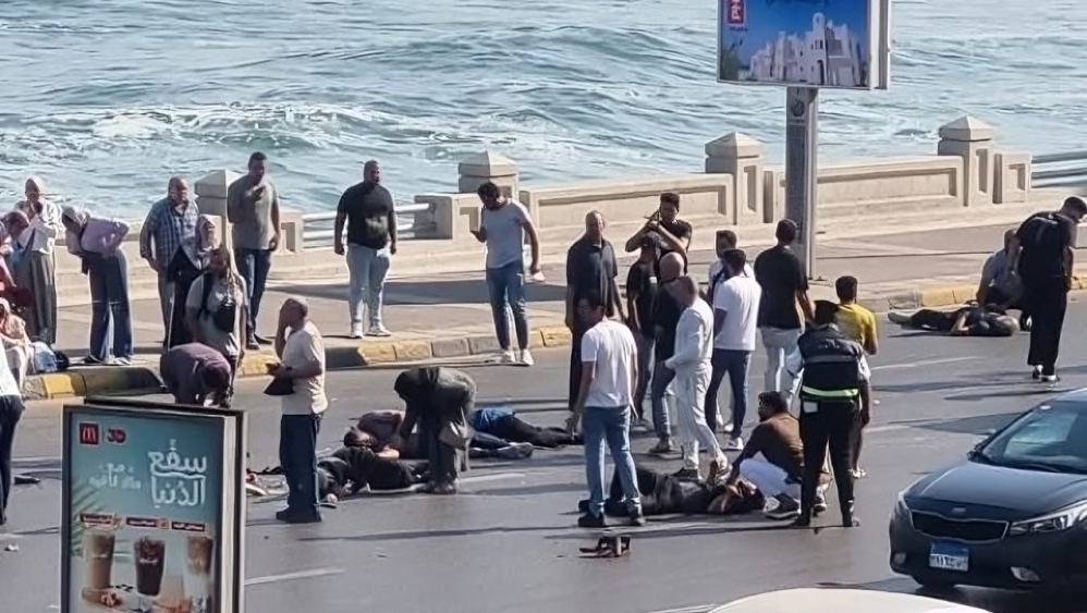 مصر.. الكاميرات توثق خطأ أدى إلى حادث مروع ضحيته أسرة كاملة