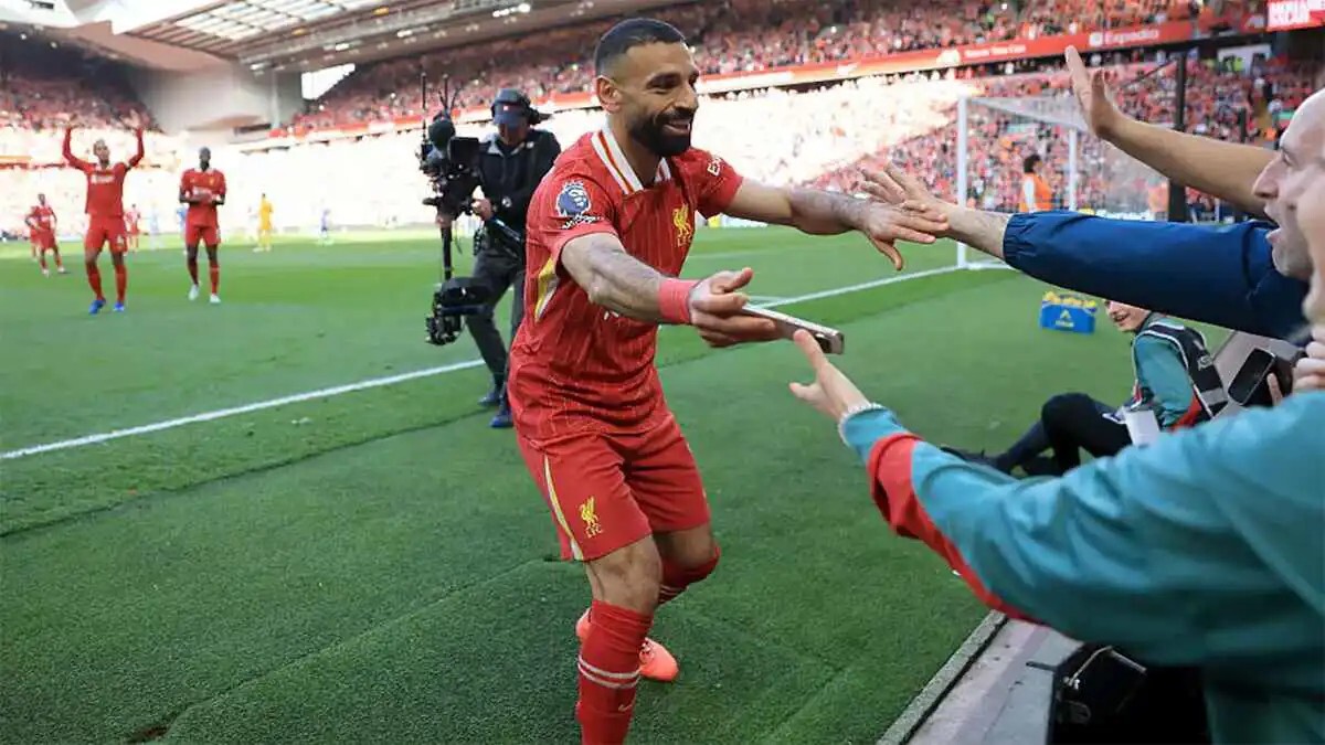 محمد صلاح يودع نجم الهلال السعودي الجديد بضحكة مثيرة! (صورة)