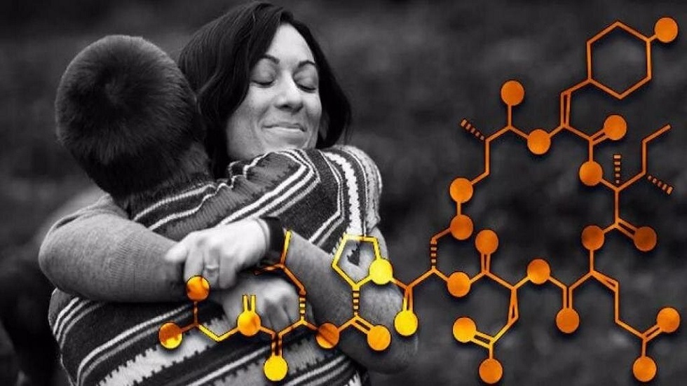 "هرمون الحب" ليس فقط للرومانسية.. كيف يعزز الأوكسيتوسين صداقاتنا؟
