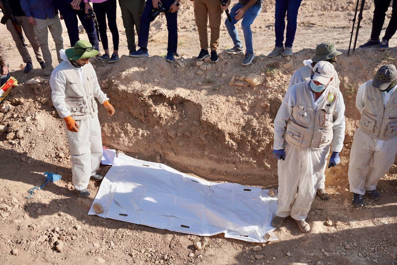 جرائم "داعش" تطفو على السطح.. فتح أكبر مقبرة جماعية في الموصل (صور)