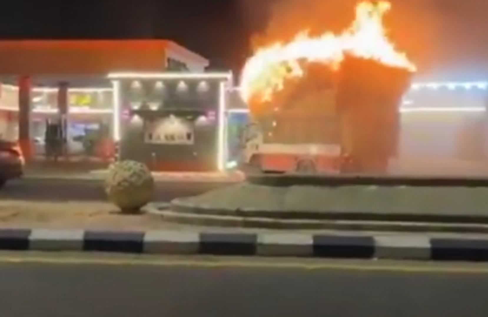 شاب سعودي يغامر بحياته لينقذ العشرات في فيديو يحبس الأنفاس
