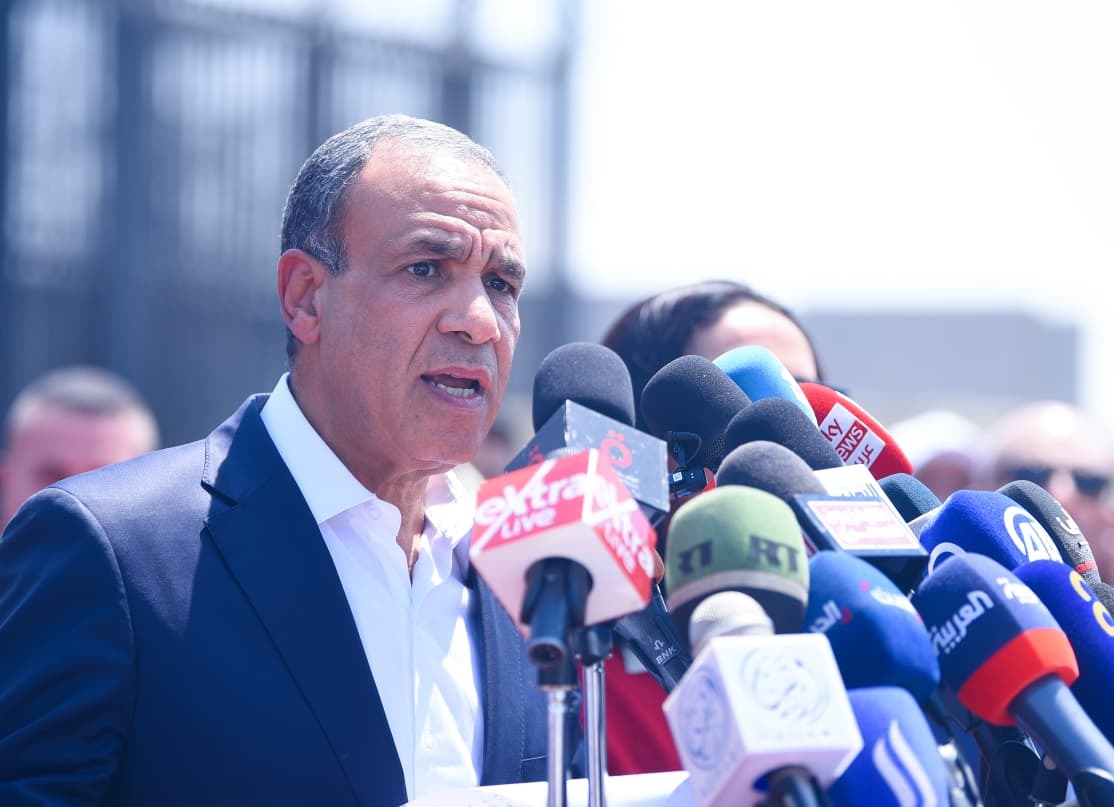 وزير الخارجية المصري يبعث برسالة لأهالي غزة على صناديق المساعدات.. ماذا قال فيها؟