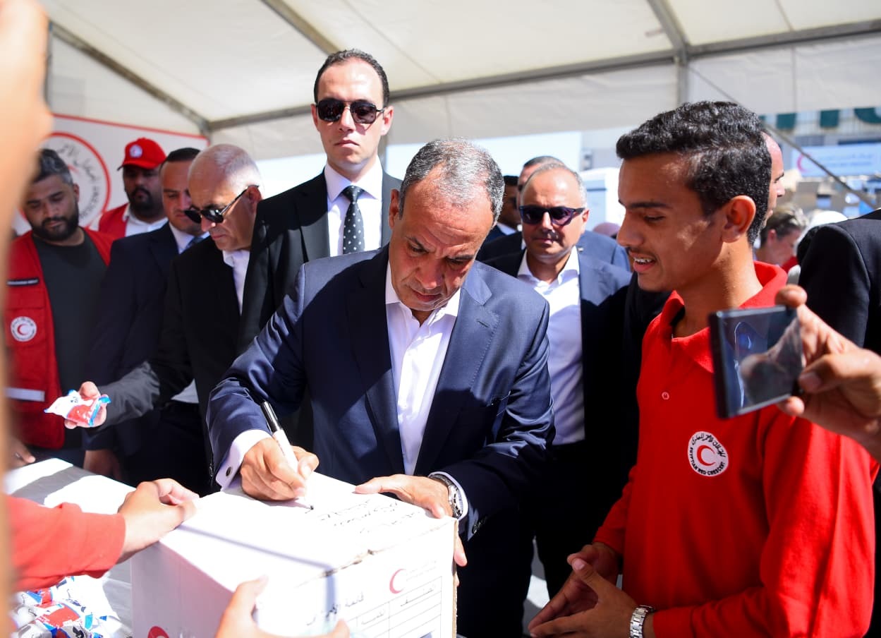 وزير الخارجية المصري يكتب رسالته لأهالي قطاع غزة على صناديق المساعدات