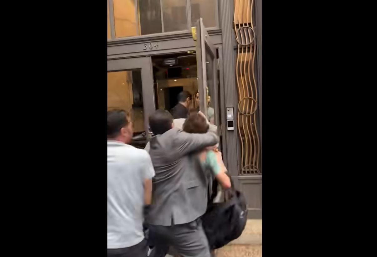 فيديو متداول لمحاولة اقتحام للسفارة المصرية في نيويورك