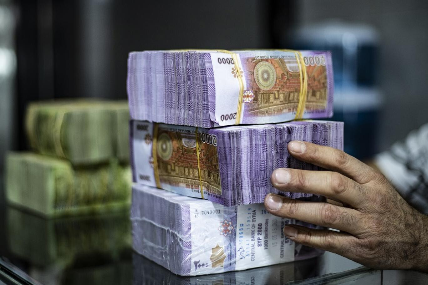 الليرة السورية تشهد المزيد من التراجع: ما علاقة ذلك بزيادة الرواتب؟