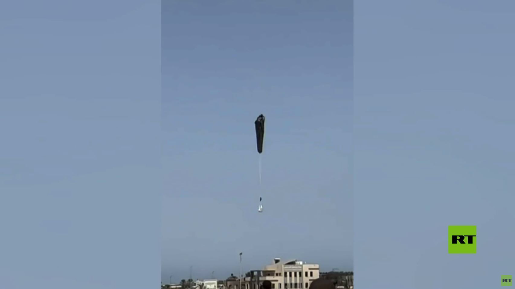 قطاع غزة.. سقوط صندوق مساعدات جوي على إحدى البنايات