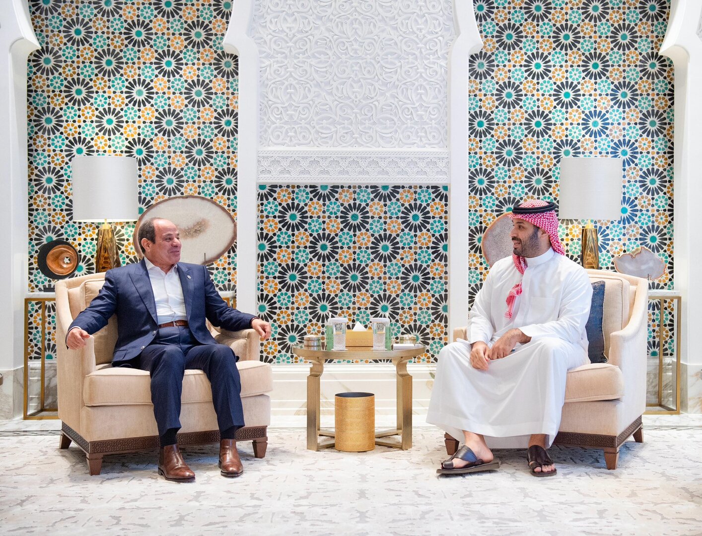 نقوش غامضة خلف بن سلمان والسيسي في لقاء نيوم تشعل التكهنات