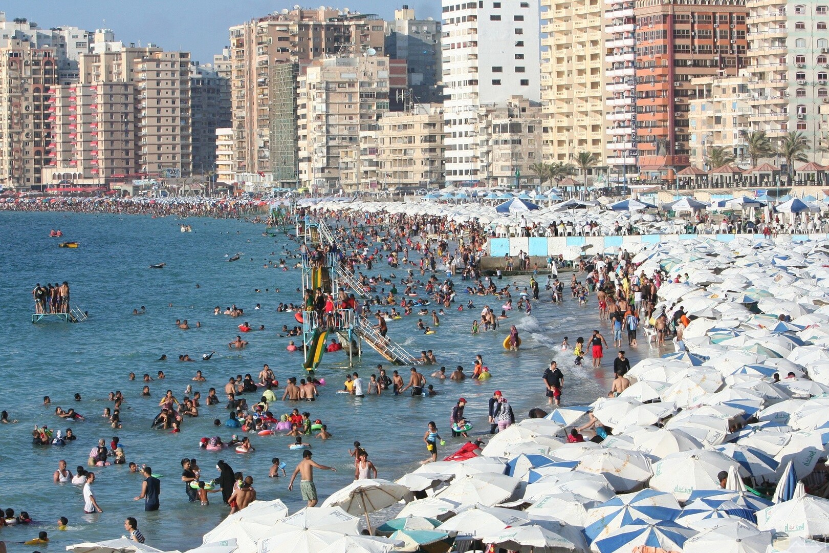مصر تخلي شواطئ شهيرة بالبلاد بعد حادث غرق الفتيات الجماعي