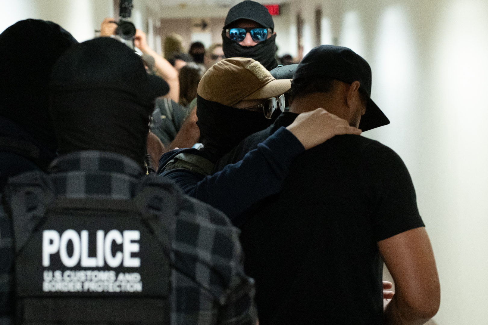 المدعية العامة الأمريكية تطالب رؤساء البلديات وحكام الولايات بالتخلي عن سياسات حماية المهاجرين