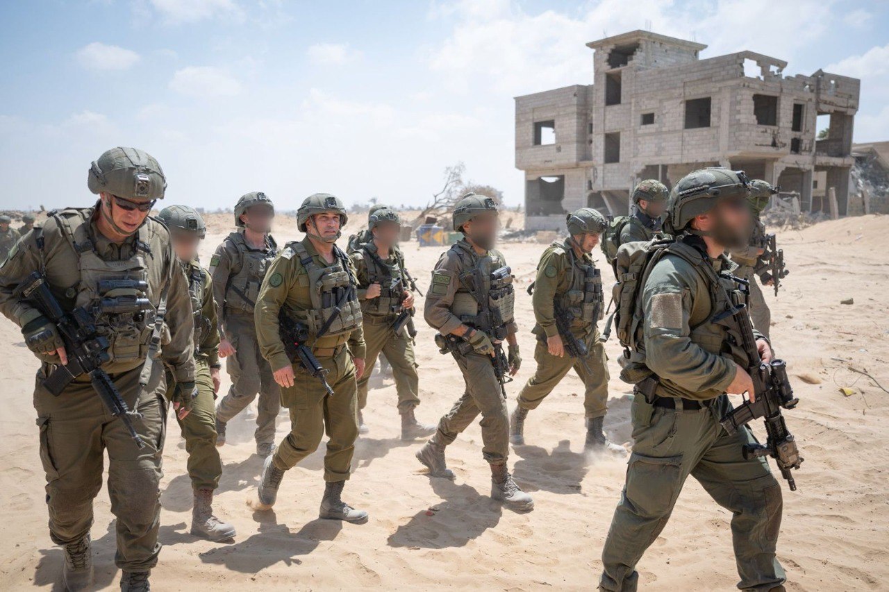 الجيش الإسرائيلي يفرج عن 13 فلسطينيا من غزة اعتقلوا خلال الحرب (فيديو)