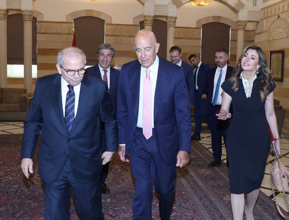 تصريحات المبعوث الأمريكي حول "تعويض من يتخلى عن سلاحه من حزب الله" تتحول إلى مادة سخرية للبنانيين