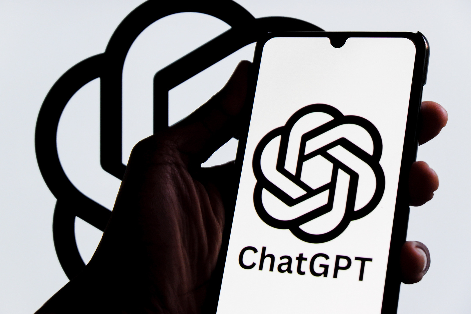 زوجان يرفعان دعوى قضائية ضد "OpenAI" متهمين "ChatGPT" بالتسبب بانتحار ابنهما