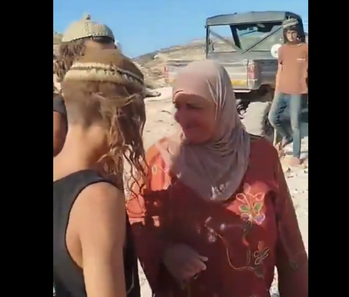 نظرت في عينيه وبصقت بوجهه.. فلسطينيات يستهزئن بمستوطنين اقتحموا قريتهن (فيديو)